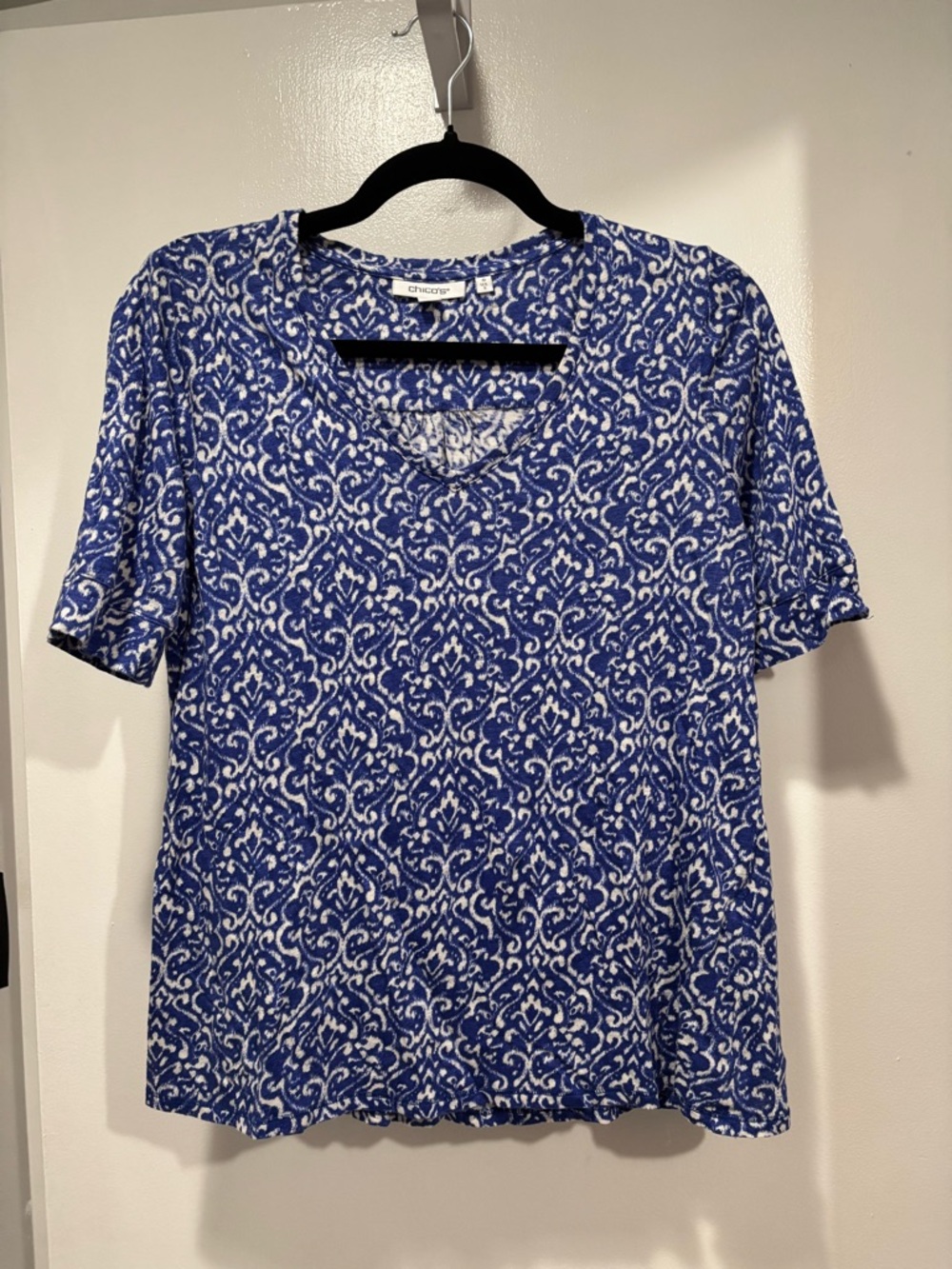 Chico's Blue and White Damask V-Neck Short Sleeve 100% Linen Top Size 0